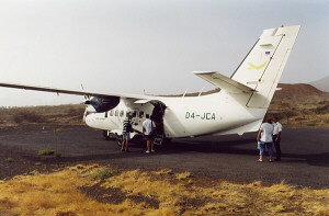 Il turboelica LET 410 che ci ha accompagnato a visitare le altre isole fermo sulla pista di Fogo, seleziona per ingrandire