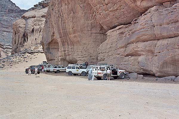 Jebel Acacus - Bivacco per il pranzo nel Wadi Tashwinat, seleziona per ingrandire