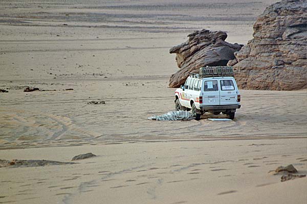 Jebel Acacus - Un autista dorme accanto al suo mezzo, seleziona per ingrandire