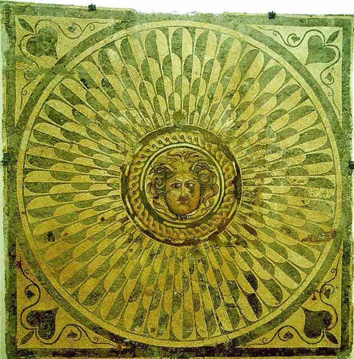 © Mario Ugo Morescalchi - Tolmeita - Il mosaico che raffigura la testa della Medusa rinvenuto nella Villa delle Colonne, seleziona per ingrandire