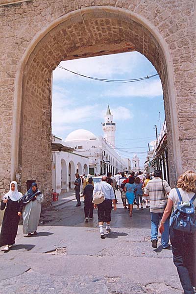 © Mario Ugo Morescalchi - Tripoli - La porta d'ingresso nella medina sul Suq al-Mushir, seleziona per ingrandire