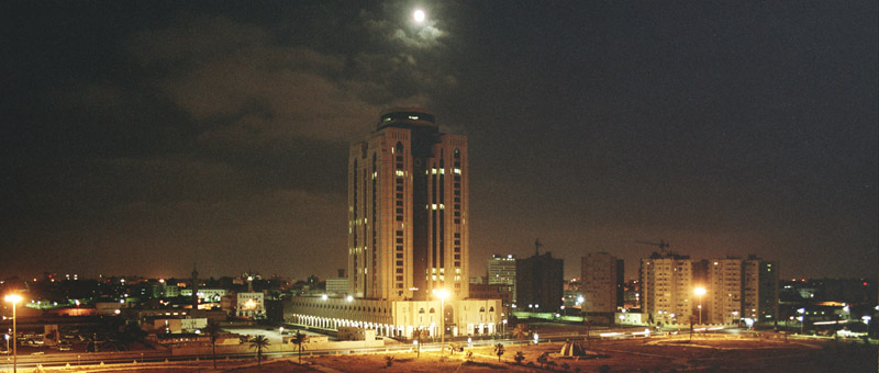 Tripoli - Il complesso Burj al-Fateh di notte