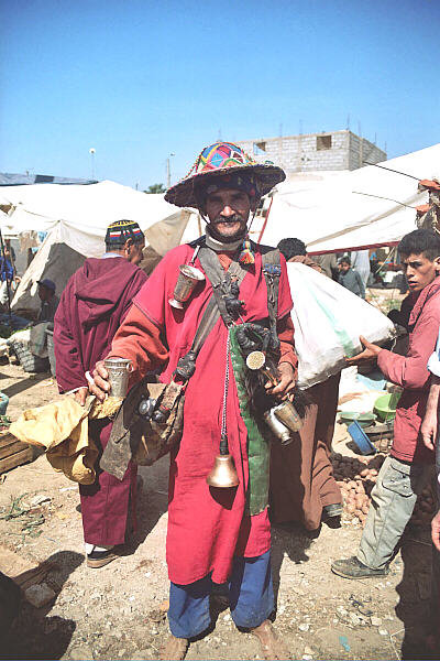 Il venditore d'acqua nel mercato berbero di Sidi Moktar, seleziona per ingrandire
