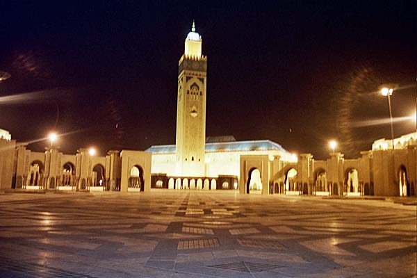 La moschea di Hassah II vista di notte, seleziona per ingrandire