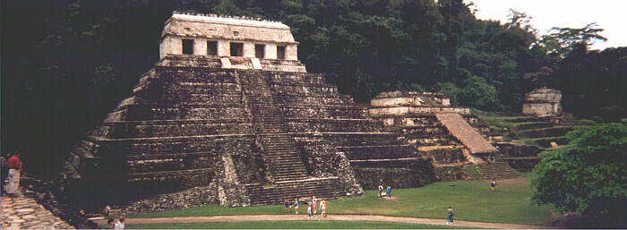 Palenque, in primo piano il Tempio delle Iscrizioni