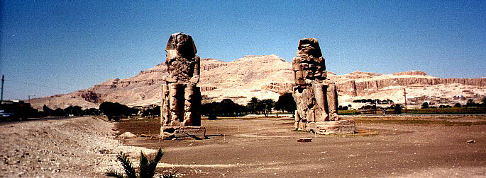 Egitto010.jpg - I colossi di Memnone nei pressi di Medinet Habu