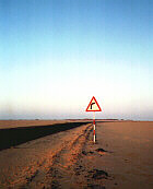Egitto028.JPG - Curva pericolosa in pieno deserto !