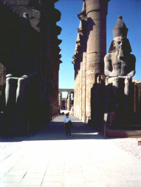 Egitto042.JPG - Porta d'uscita del cortile di Rames II, Luxor