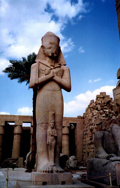 Egitto044.jpg - Statua di Rames II, Karnak, Tebe