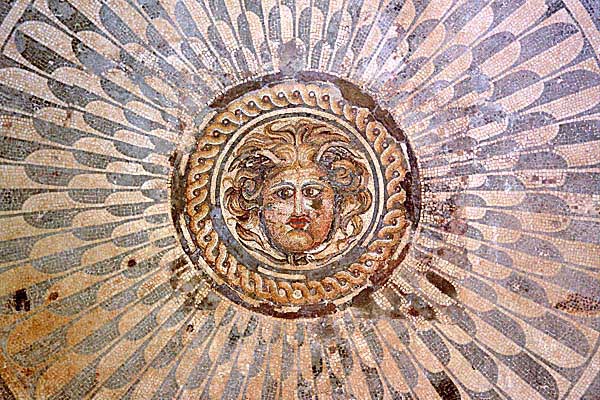 Tolmeita_Museo2.jpg - Il mosaico della Medusa rinvenuto nella Villa delle Colonne
