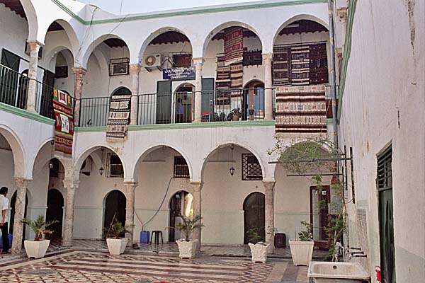 Tripoli_Medina15.jpg - Un antico caravanserraglio ora bazar di tappeti