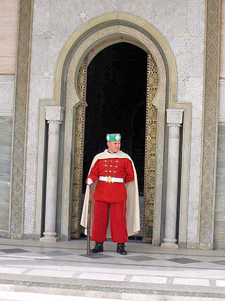 Marocco140.jpg - Guardia all'ingresso del complesso del Mausoleo di Mohammed V