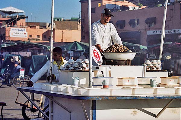 Marocco373.jpg - La piazza Djemaa el-Fna, banchetto di zuppa di lumache