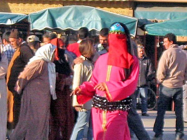Marocco389.jpg - La piazza Djemaa el-Fna, danzatrice