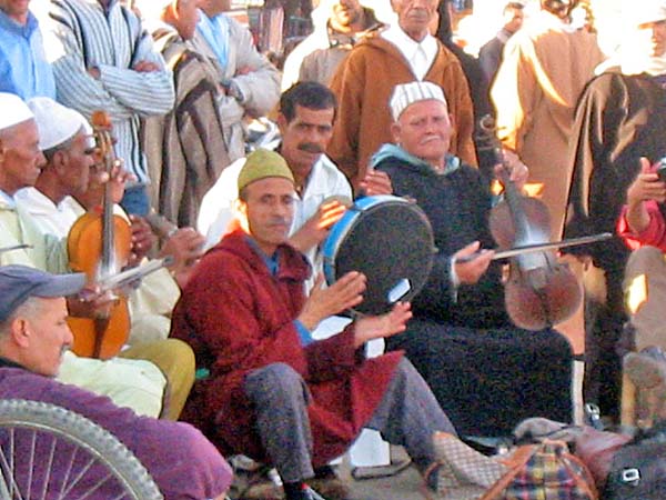 Marocco390.jpg - La piazza Djemaa el-Fna, spettacoli di musica
