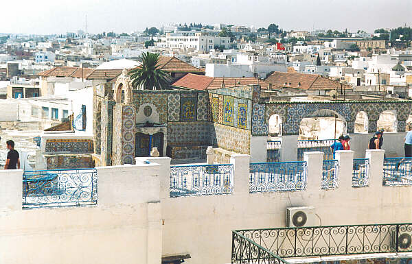 Tunisia034.JPG - Tunisi - Tipico tetto con maioliche