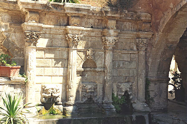 creta222.jpg - La città antica, la fontana Arimondi