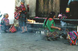 Donne sciamane all'ingresso della chiesa di San Tomás, Chichicastenango - seleziona per ingrandire