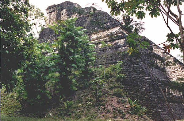 Guatemala010.JPG - Un Tempio ancora parzialmente interrato