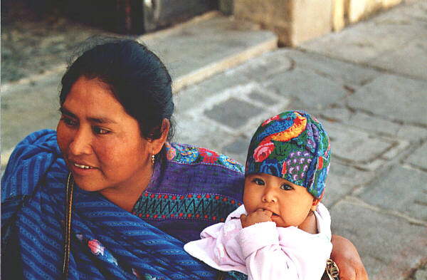 Guatemala028.JPG - Donna con bambino con i costumi tradizionali