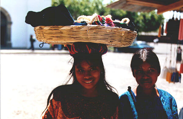 Guatemala030.JPG - Ragazze al mercato