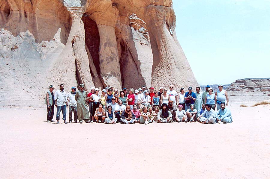© Mario Ugo Morescalchi - Libia - Il gruppo sotto l'Arco di Tankhaliga, seleziona per ingrandire