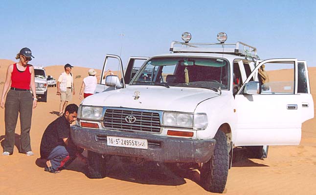 © Mario Ugo Morescalchi - La preparazione delle jeep prima di entrare nel deserto, seleziona per ingrandire