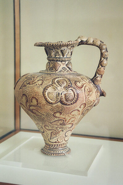 creta042.jpg - Brocca con decorazioni a forma di conchiglia